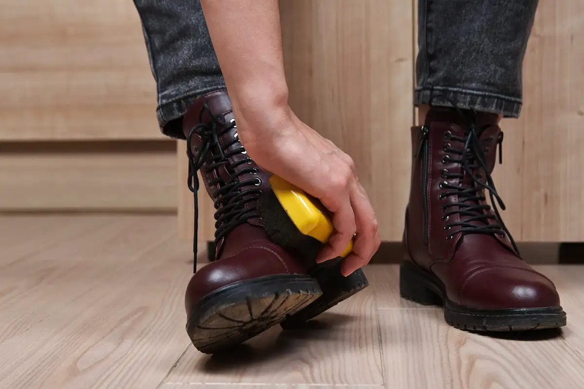 Banaaninkuori nahkakenkiin – isoäidin salaisuus, joka saa miljoonat hieromaan kenkiään hedelmänkuorella