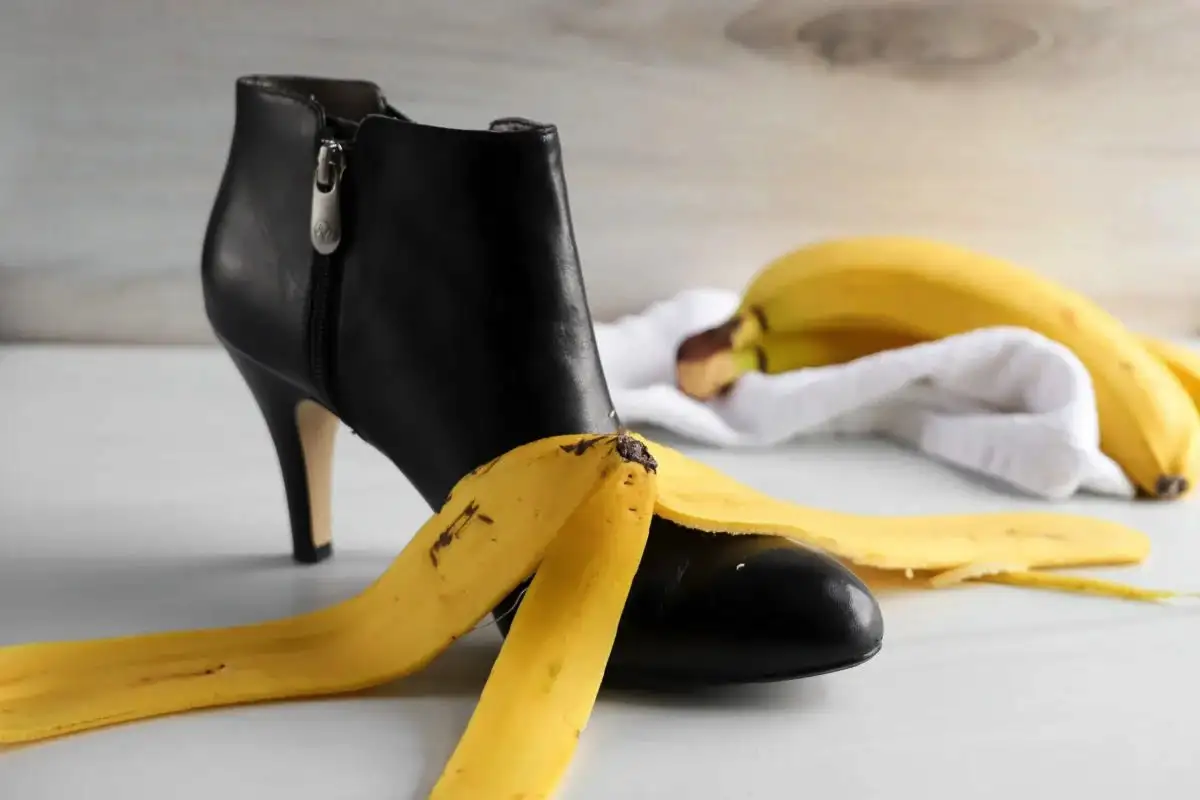 Banaaninkuori nahkakenkiin – isoäidin salaisuus, joka saa miljoonat hieromaan kenkiään hedelmänkuorella