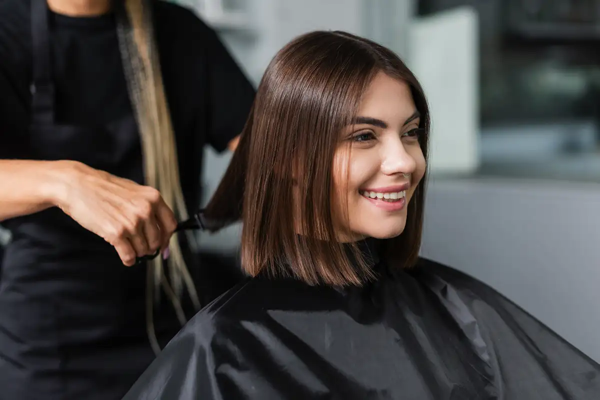 Epäsymmetriset hiukset yli 50-vuotiaille: Leikkaukset, jotka liftaavat kasvoja ja tuovat vuosia pois