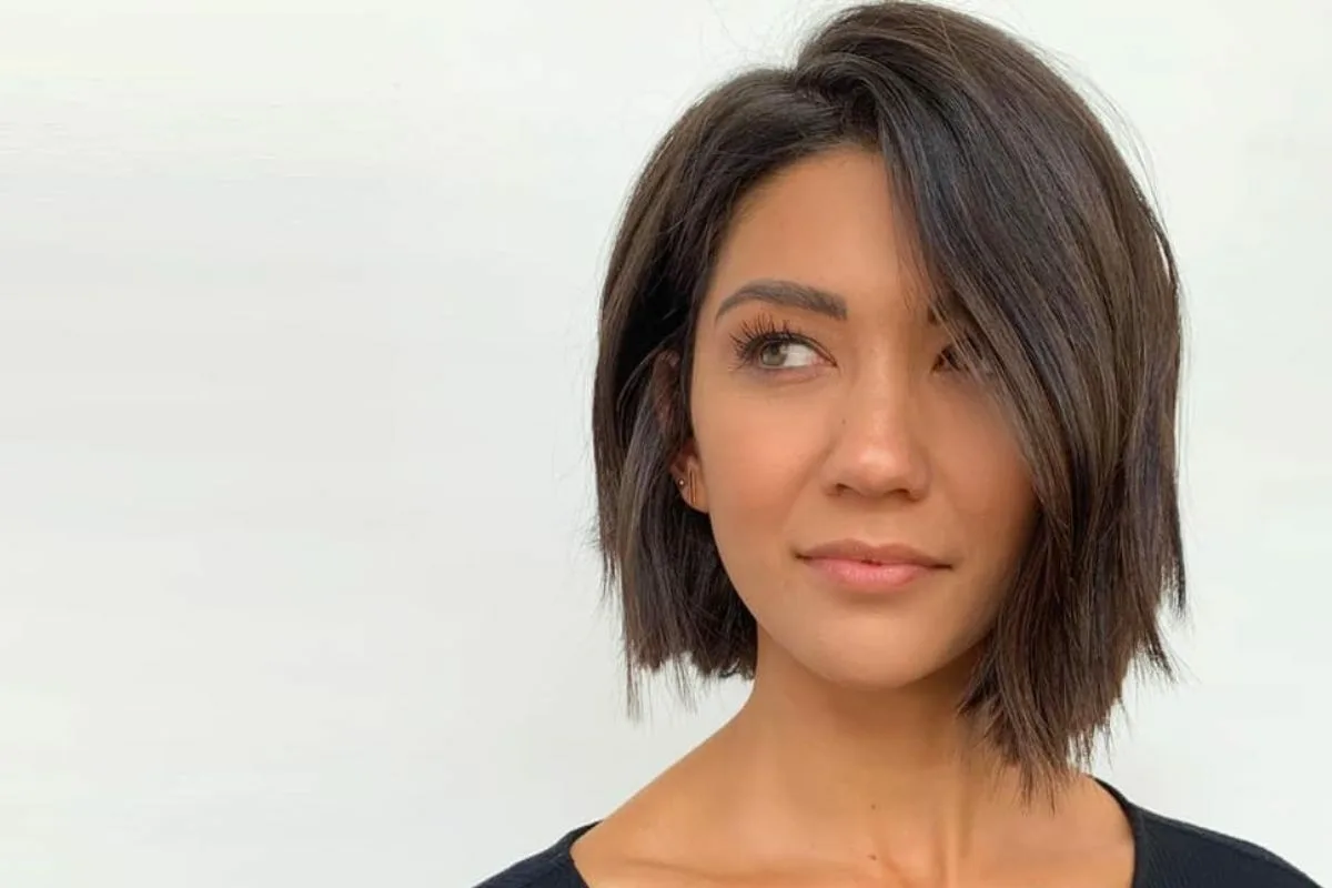 Epäsymmetriset hiukset yli 50-vuotiaille: Leikkaukset, jotka liftaavat kasvoja ja tuovat vuosia pois