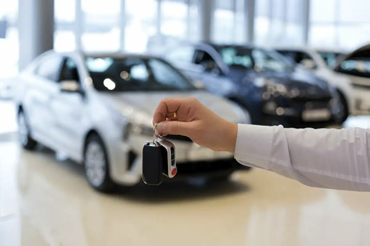 Halvimmat autot autonäyttelyssä: Sähköauto saatavilla jo 9 800 eurolla