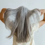Harmaiden hiusten peitto luonnollisesti – tehokas 3 raaka-aineen kotiväri, joka vahvistaa hiuksia ja tummuu käytössä