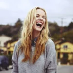 Hermostunut nauru on täysin normaali ja terve reaktio – psykologit selittävät, miksi sitä ei koskaan kannata yrittää tukahduttaa