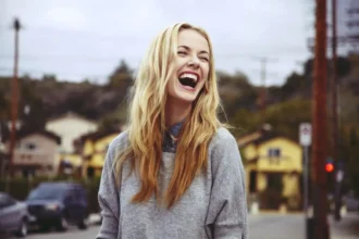 Hermostunut nauru on täysin normaali ja terve reaktio – psykologit selittävät, miksi sitä ei koskaan kannata yrittää tukahduttaa