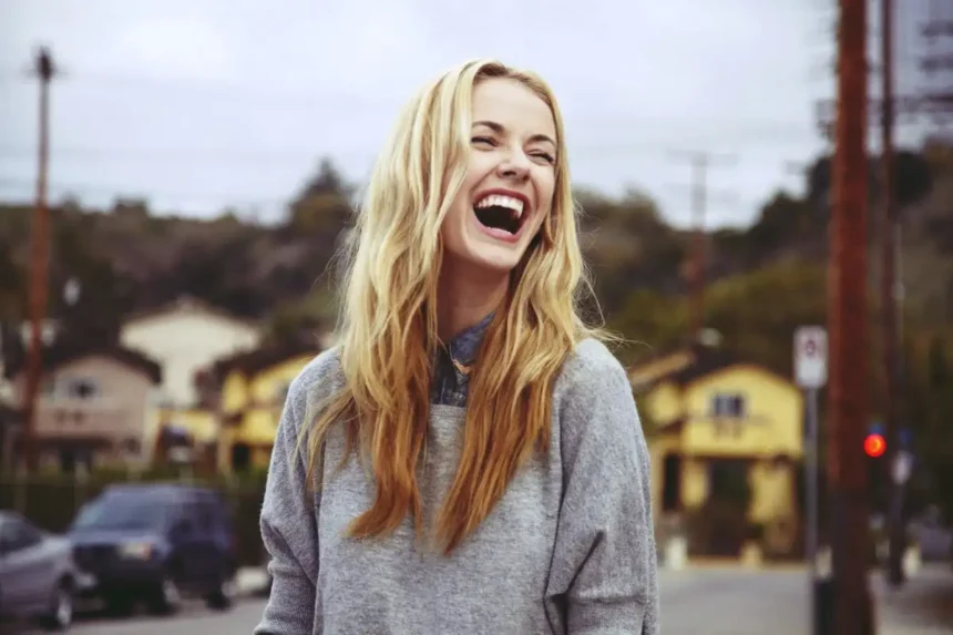 Hermostunut nauru on täysin normaali ja terve reaktio – psykologit selittävät, miksi sitä ei koskaan kannata yrittää tukahduttaa