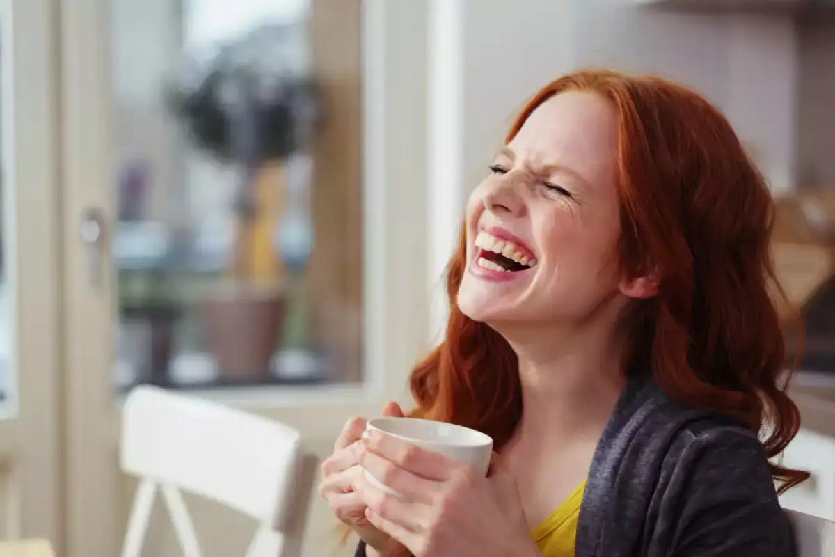 Hermostunut nauru on täysin normaali ja terve reaktio – psykologit selittävät, miksi sitä ei koskaan kannata yrittää tukahduttaa