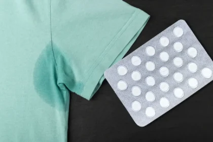 Hikiläiskien poisto vaatteista kahdella aspiriinilla – kotikonsti, joka pelastaa suosikkivaatteesi