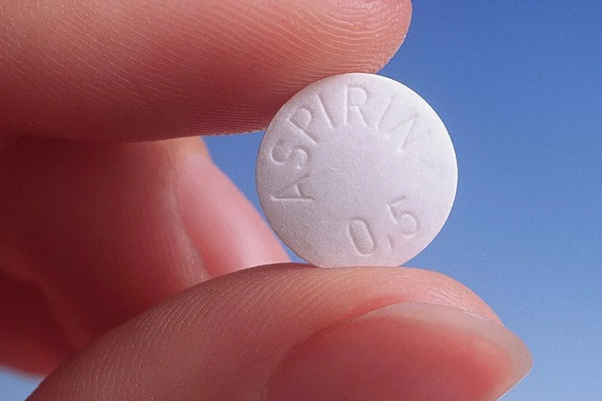 Hikiläiskien poisto vaatteista kahdella aspiriinilla – kotikonsti, joka pelastaa suosikkivaatteesi