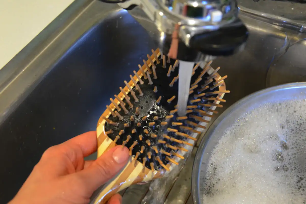 Miksi hiusharja ja kampa kannattaa liottaa etikassa: kodin likaisin esine puhdistuu täysin ilmaiseksi ja luonnollisesti