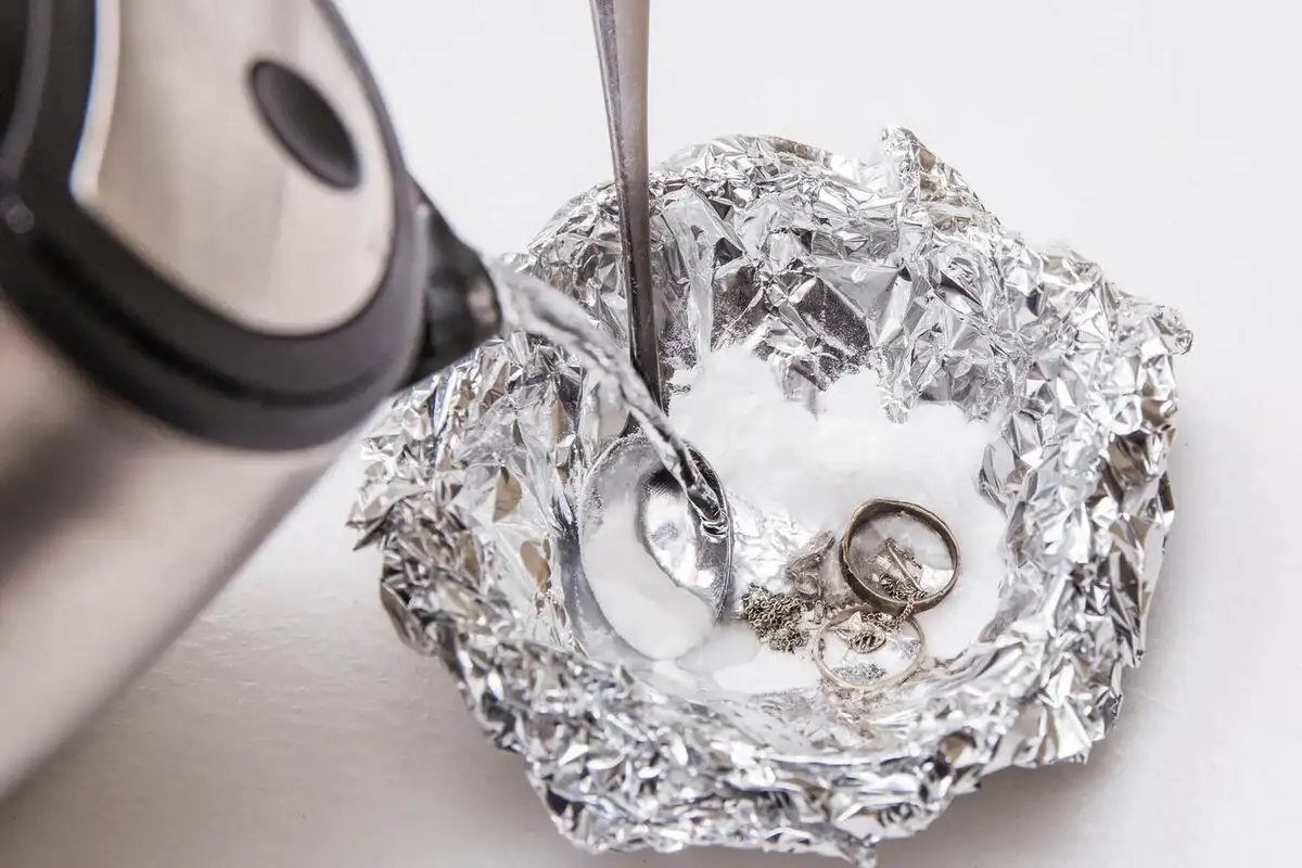 Hopeakorujen puhdistus kotona 20 minuutissa – yksinkertainen tapa palauttaa kiilto ilman kemikaaleja
