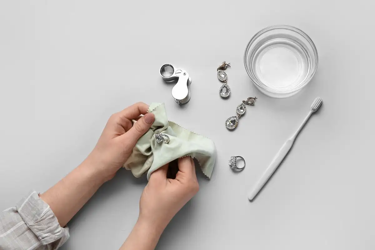 Hopeakorujen puhdistus kotona 20 minuutissa – yksinkertainen tapa palauttaa kiilto ilman kemikaaleja