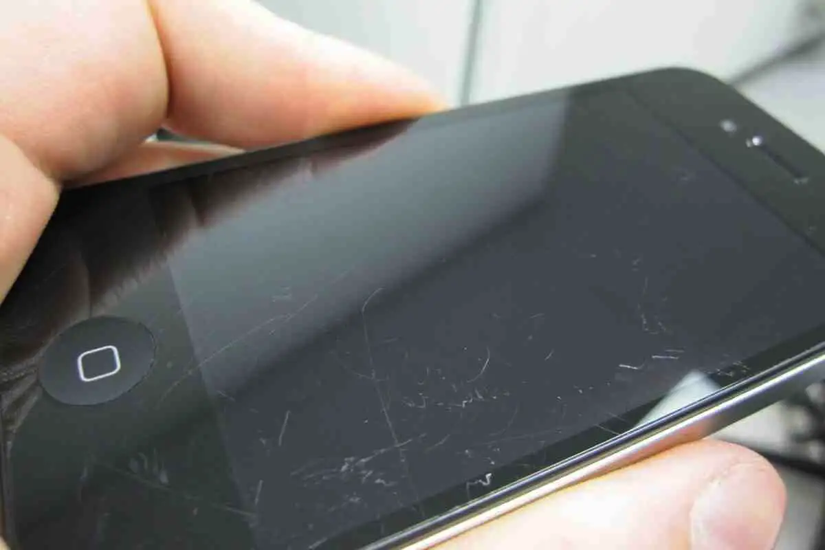 iPhonen naarmut näytöllä – poistetaanko ne vai suojataanko paremmin?