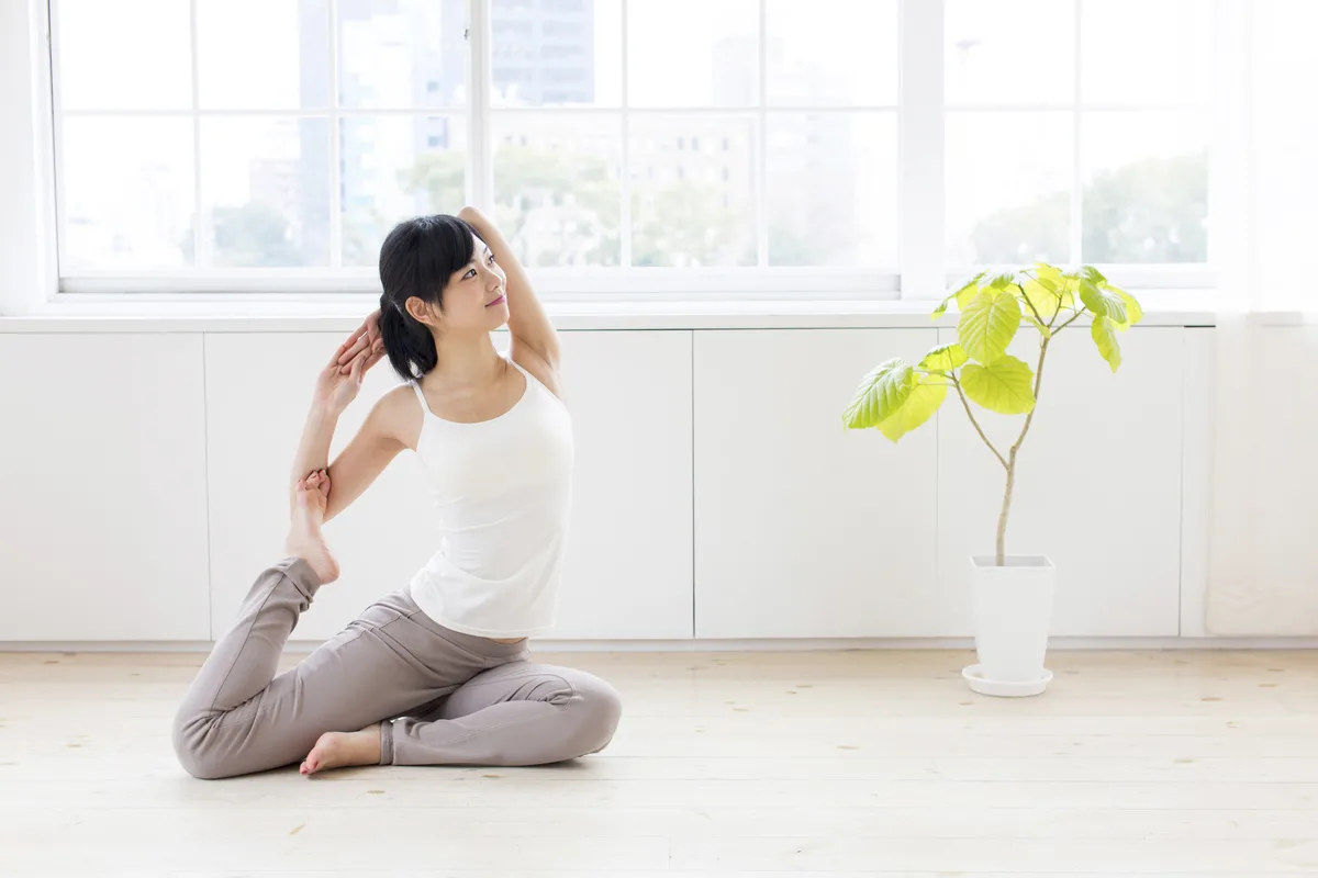 Japanilainen venytys Fukutsuji-menetelmällä – makaa 5 minuuttia päivässä ja ryhti paranee, vyötärö kapenee sekä sisäelimet “asettuvat paikalleen” – vai onko näin?