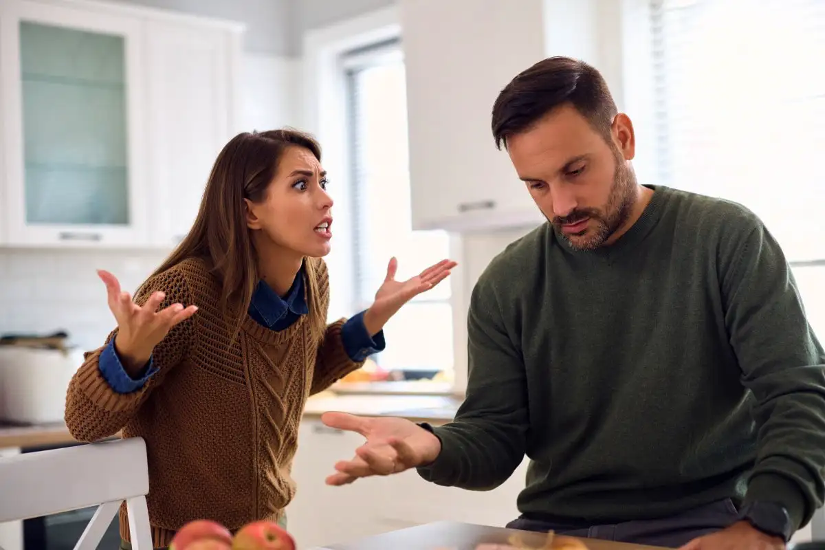 Miksi parisuhteet rikkoutuvat jouluna – 6 yleisintä virhettä, jotka toistuvat vuodesta toiseen