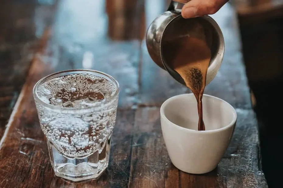 Miten kahvin kanssa tarjottava sooda parantaa makuelämyksen – salaisuus lasin takana