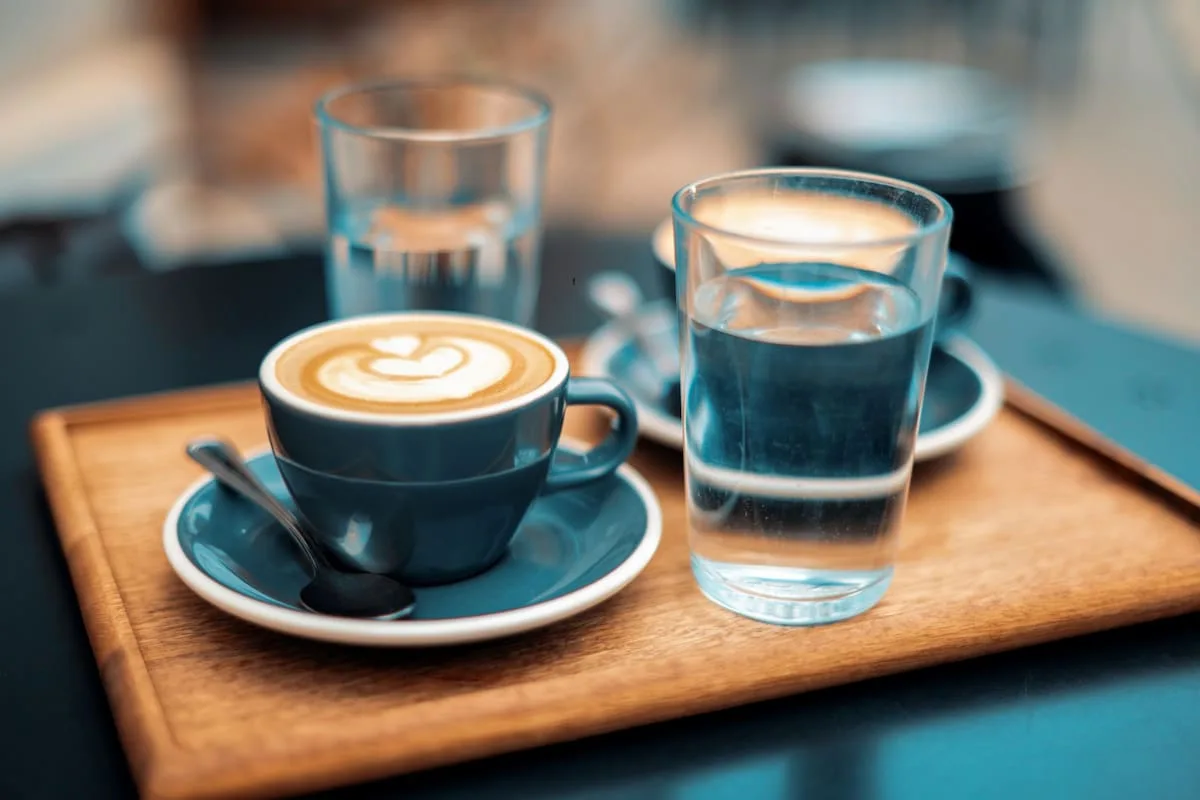 Miten kahvin kanssa tarjottava sooda parantaa makuelämyksen – salaisuus lasin takana