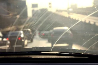 Kalkkitahrat tuulilasista katoavat lopullisesti – näin poistat ne helpoimmin ja pysyvästi