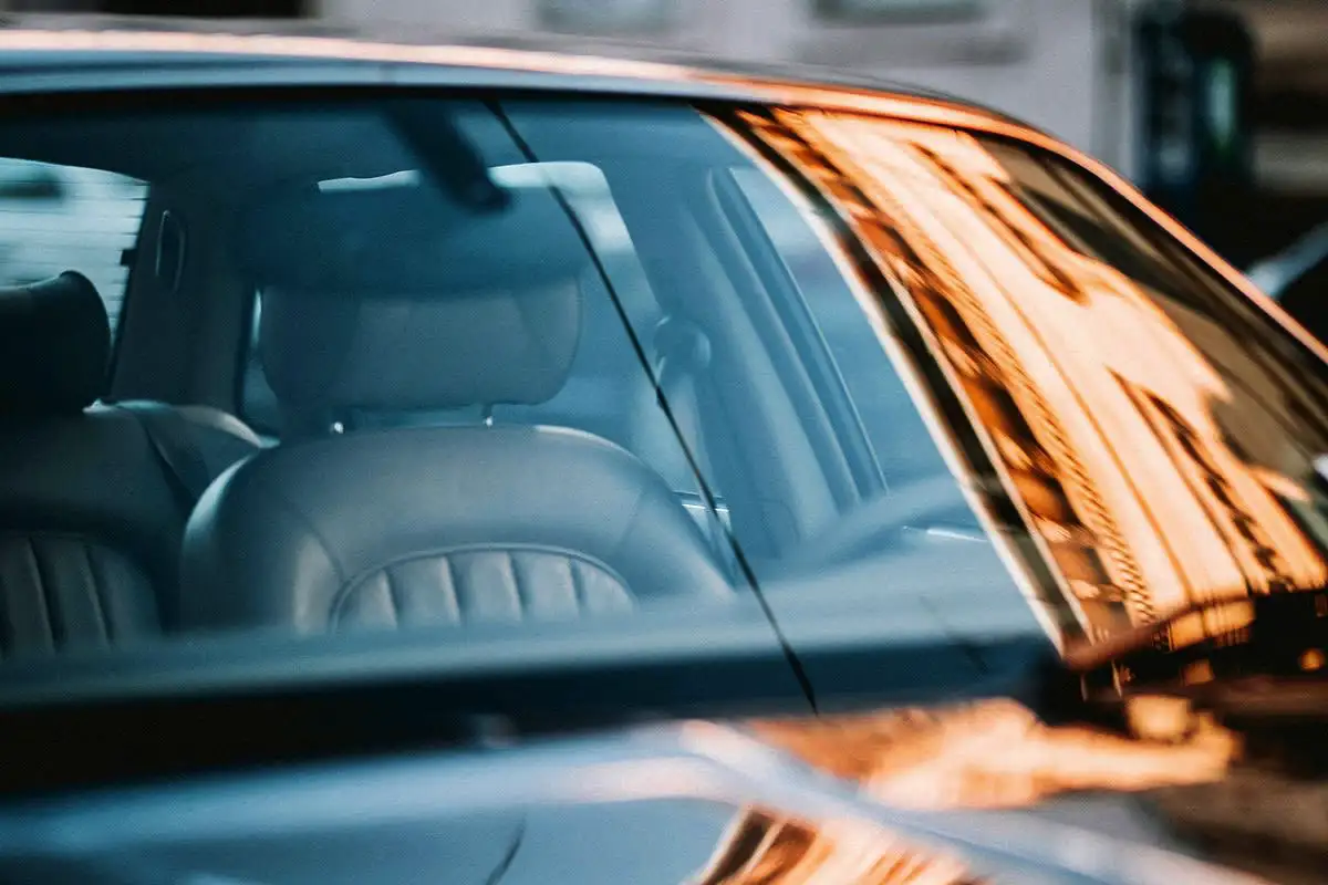 Kalkkitahrat tuulilasista katoavat lopullisesti – näin poistat ne helpoimmin ja pysyvästi