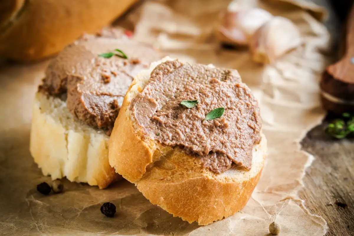 Hellä kananmaksapaste ilman paistamista – samettinen herkku 20 minuutissa