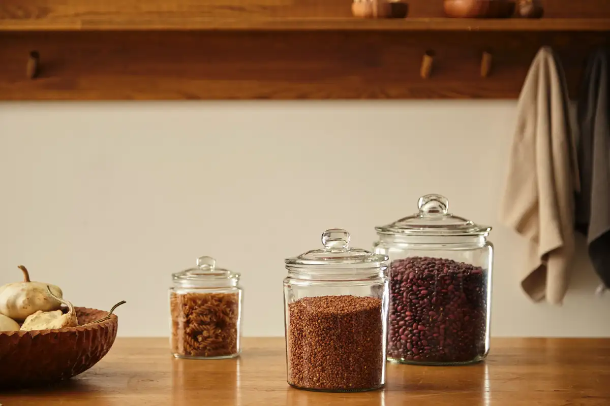 Kapeiden lasipullojen puhdistus onnistuu viidessä minuutissa täysin ilmaiseksi – näin saat kaikki vanhat pullot, maljakot ja purkit taas hohtamaan kuin uutena