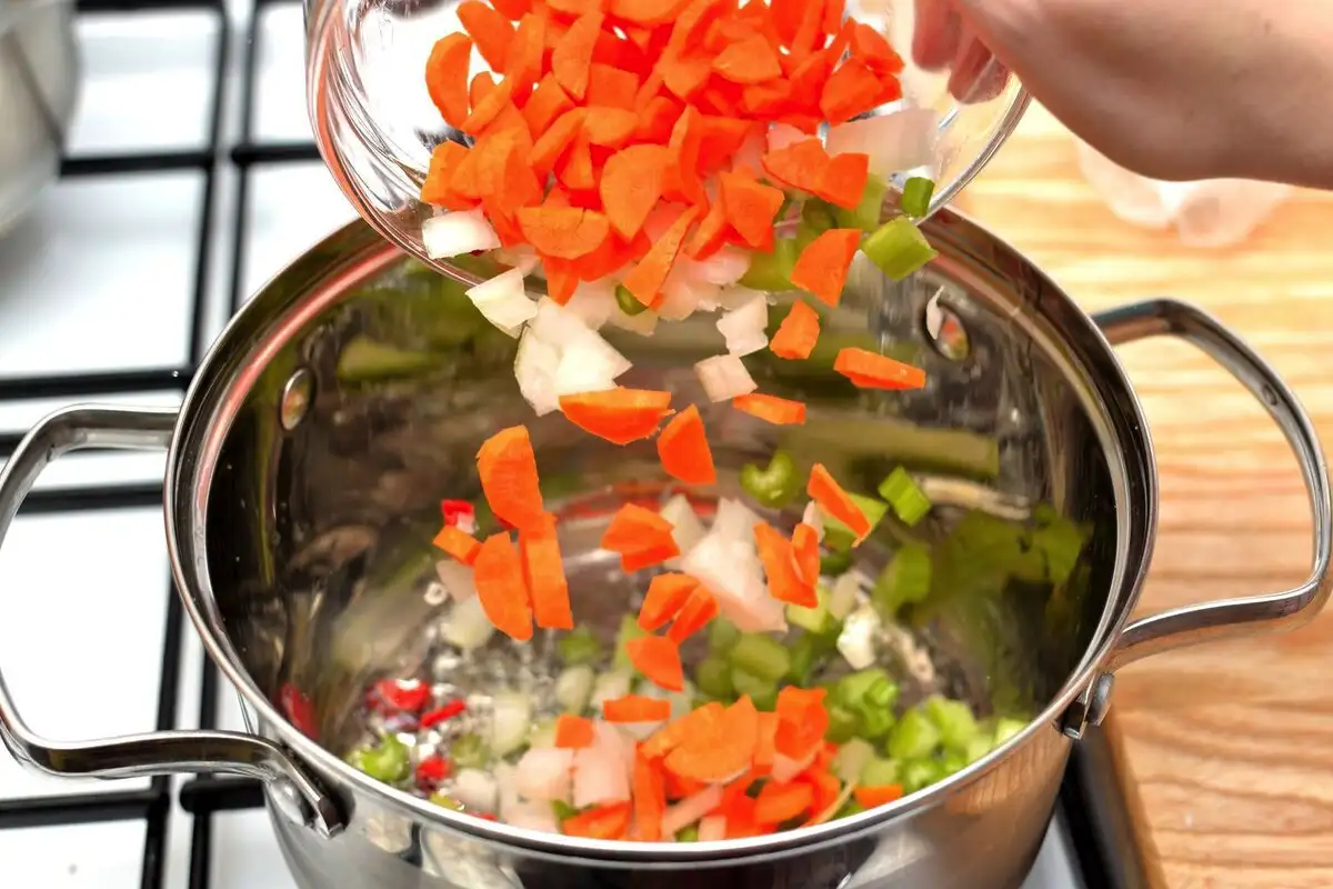 Keitäkö kasviksia kylmässä vedessä ja keitäkö kuumassa – keittiön salaisuus, joka muuttaa ruoanlaiton