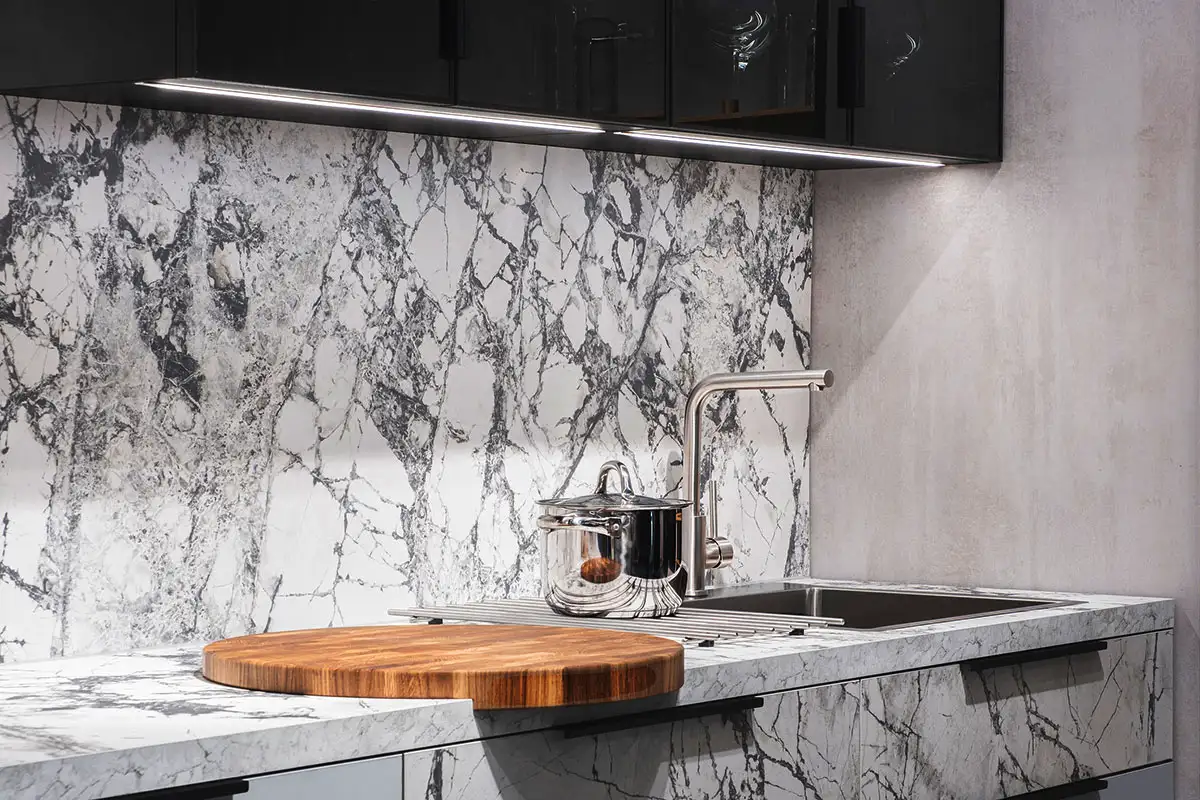 Hyvästi keittiön laatat – tämä on vuoden 2026 ehdoton trendimateriaali, joka valloittaa kodit