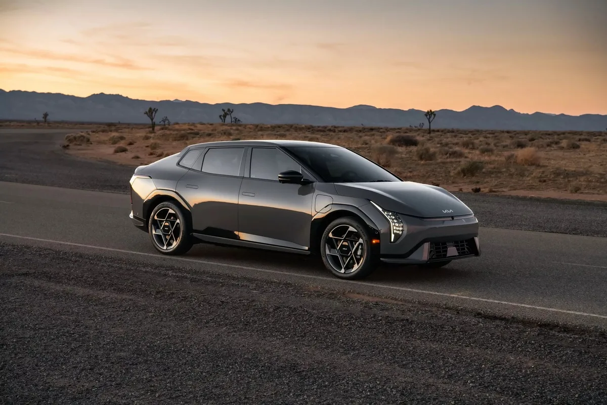 Kia EV4 – sähköinen sedan murtaa SUV-villityksen edullisesti