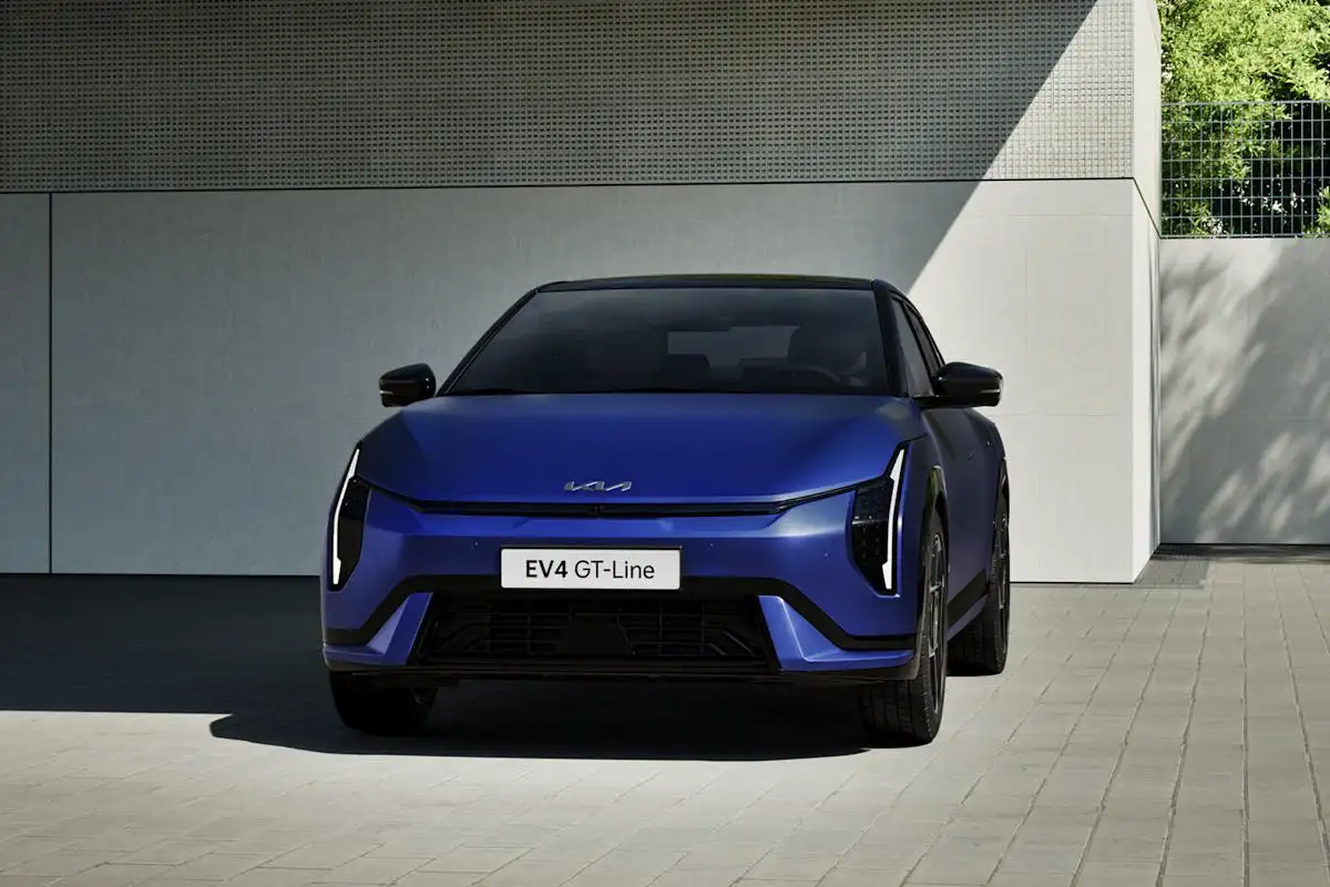 Kia EV4 – sähköinen sedan murtaa SUV-villityksen edullisesti