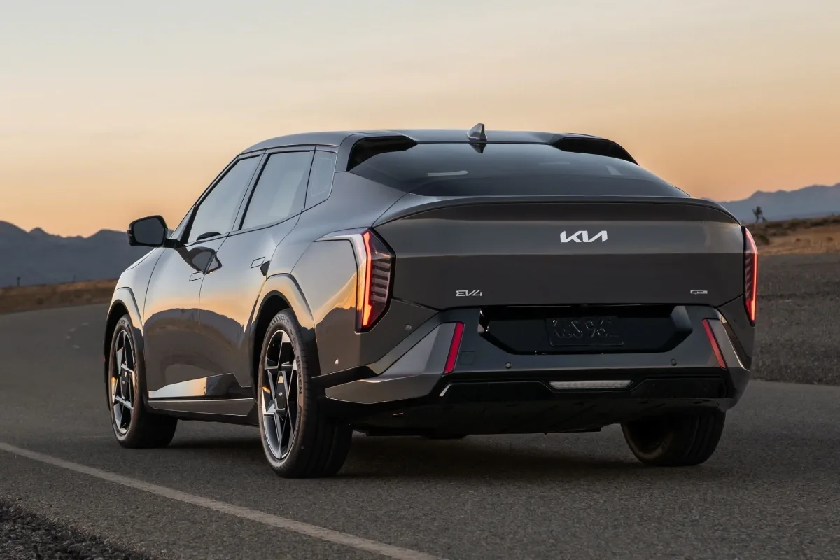 Kia EV4 – sähköinen sedan murtaa SUV-villityksen edullisesti