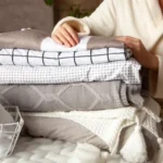 Milloin kodin tekstiilien pesuväli on todella tärkeä? Tässä tarkka, tutkimuksiin ja käytännön kokemukseen perustuva aikataulu, jota et halua ohittaa