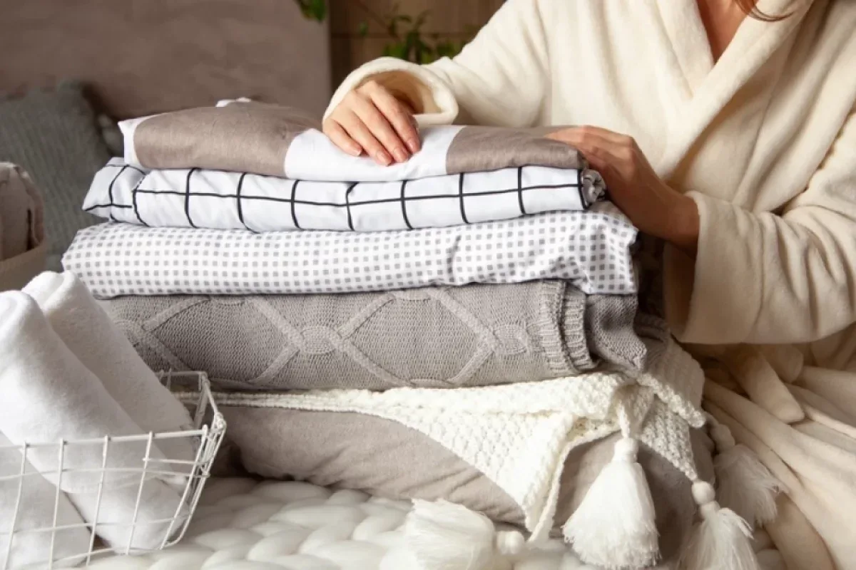 Milloin kodin tekstiilien pesuväli on todella tärkeä? Tässä tarkka, tutkimuksiin ja käytännön kokemukseen perustuva aikataulu, jota et halua ohittaa