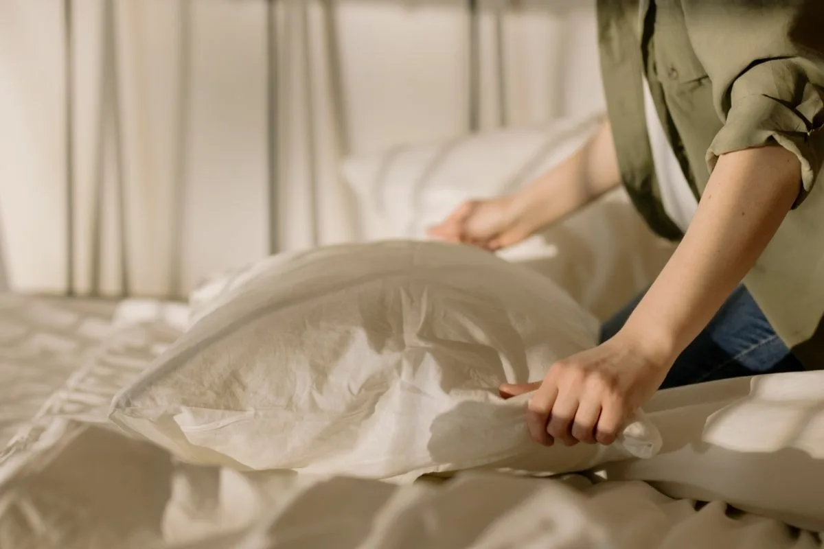 Milloin kodin tekstiilien pesuväli on todella tärkeä? Tässä tarkka, tutkimuksiin ja käytännön kokemukseen perustuva aikataulu, jota et halua ohittaa