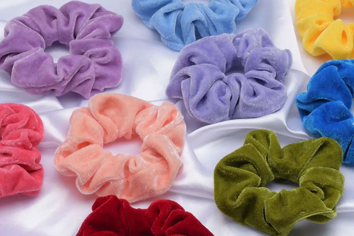 Kuinka puhdistaa hiuslenkit etikalla – täydellinen opas raikkaisiin asusteisiin