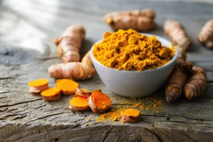Kuinka kauan kurkuma oikeasti viipyy kehossasi? Tiedemiehet paljastivat vihdoin koko totuuden – ja se muuttaa täysin käsityksesi keltaisesta kultajauheesta