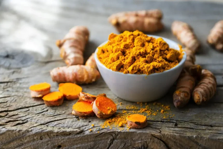Kuinka kauan kurkuma oikeasti viipyy kehossasi? Tiedemiehet paljastivat vihdoin koko totuuden – ja se muuttaa täysin käsityksesi keltaisesta kultajauheesta