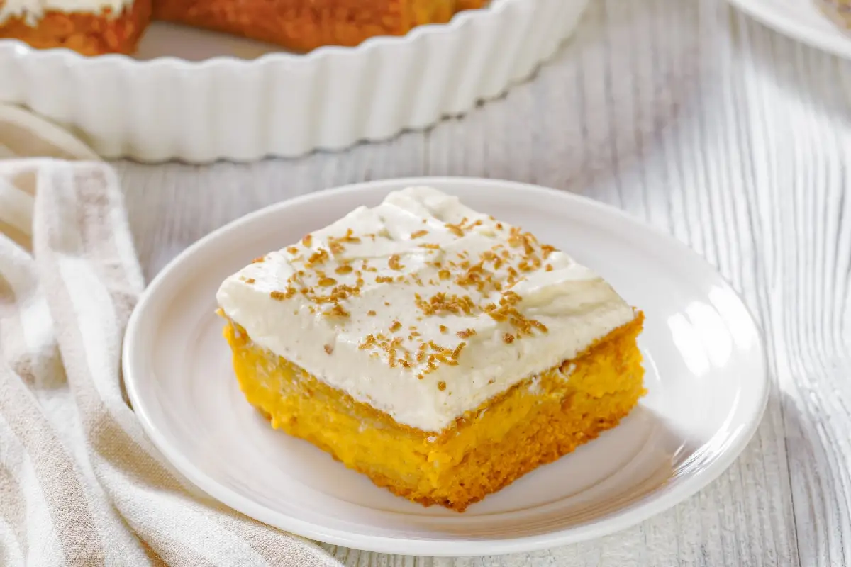 Kurpitsainen kolmen maidon kakku – syksyn mehukkain herkku, joka sulattaa suussa