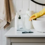 Kylpyhuoneen syväpuhdistus valkoviinietikalla – yksi aine, koko tila kiiltäväksi