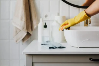 Kylpyhuoneen syväpuhdistus valkoviinietikalla – yksi aine, koko tila kiiltäväksi