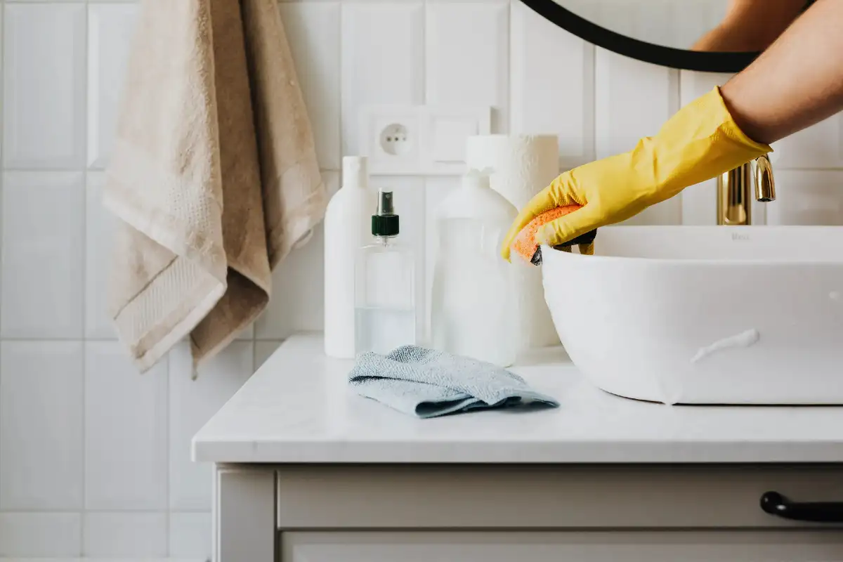 Kylpyhuoneen syväpuhdistus valkoviinietikalla – yksi aine, koko tila kiiltäväksi