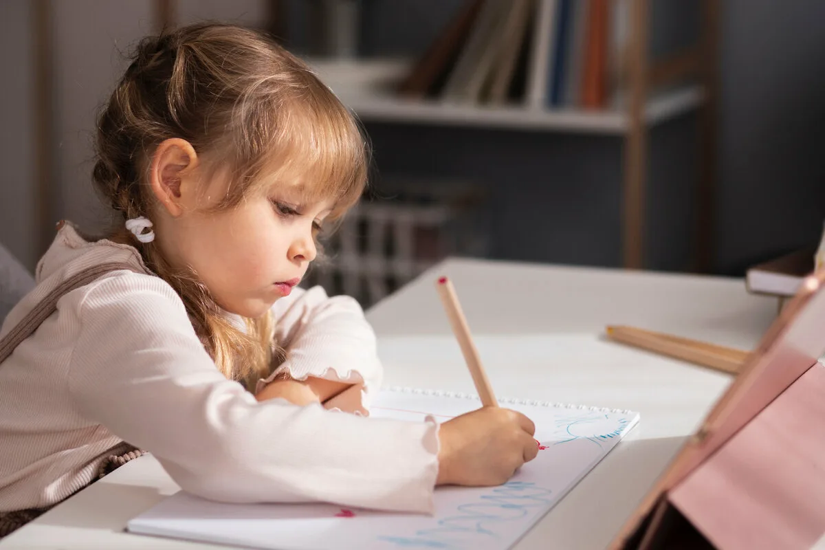 Lapsi ei halua tehdä läksyjä – näin herätät innon ilman painostusta