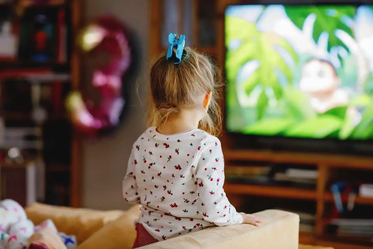 Pieni lapsi ja piirretyt – miksi ruutu ei korvaa oikeaa maailmaa milloinkaan