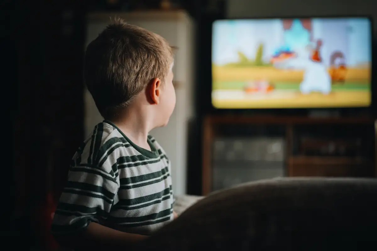 Pieni lapsi ja piirretyt – miksi ruutu ei korvaa oikeaa maailmaa milloinkaan