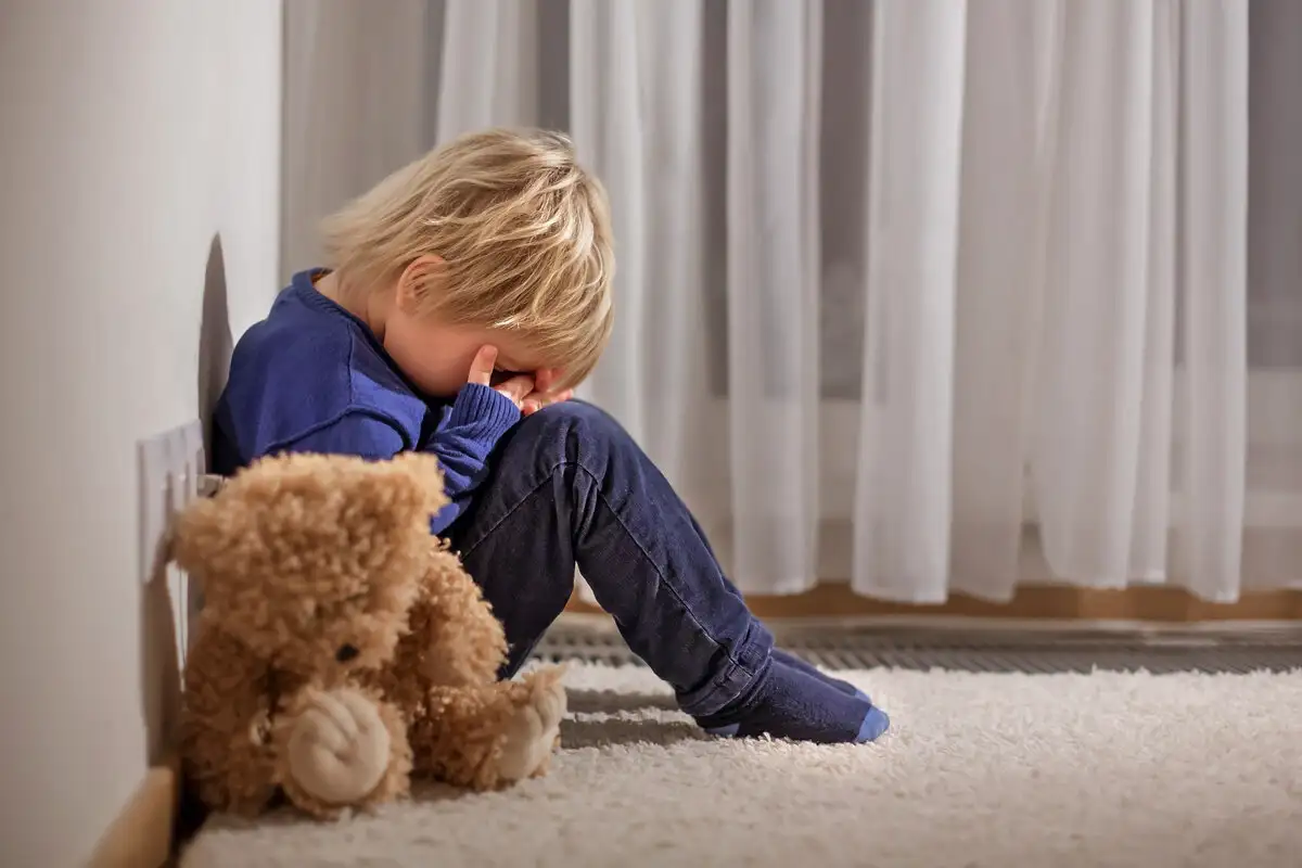 Viisi selkeää merkkiä siitä, että lapsuudessa jäi vaille rakkautta – ja mitä niistä voi oppia tänään