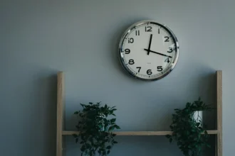 LED-minimalistiset seinäkellot: Uusi trendi, joka vie perinteiset kellot menneisyyteen