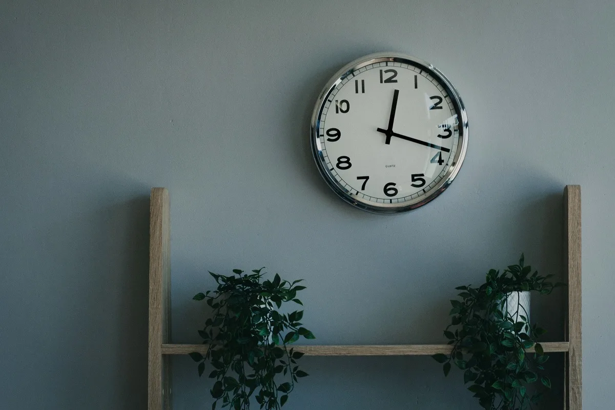 LED-minimalistiset seinäkellot: Uusi trendi, joka vie perinteiset kellot menneisyyteen