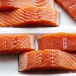 Näin leikkaat punaisen kalan täydellisen ohuiksi, tasareunaisiksi ja lähes läpikuultaviksi siivuiksi kotikeittiössä – kertaakaan harjoittelematta