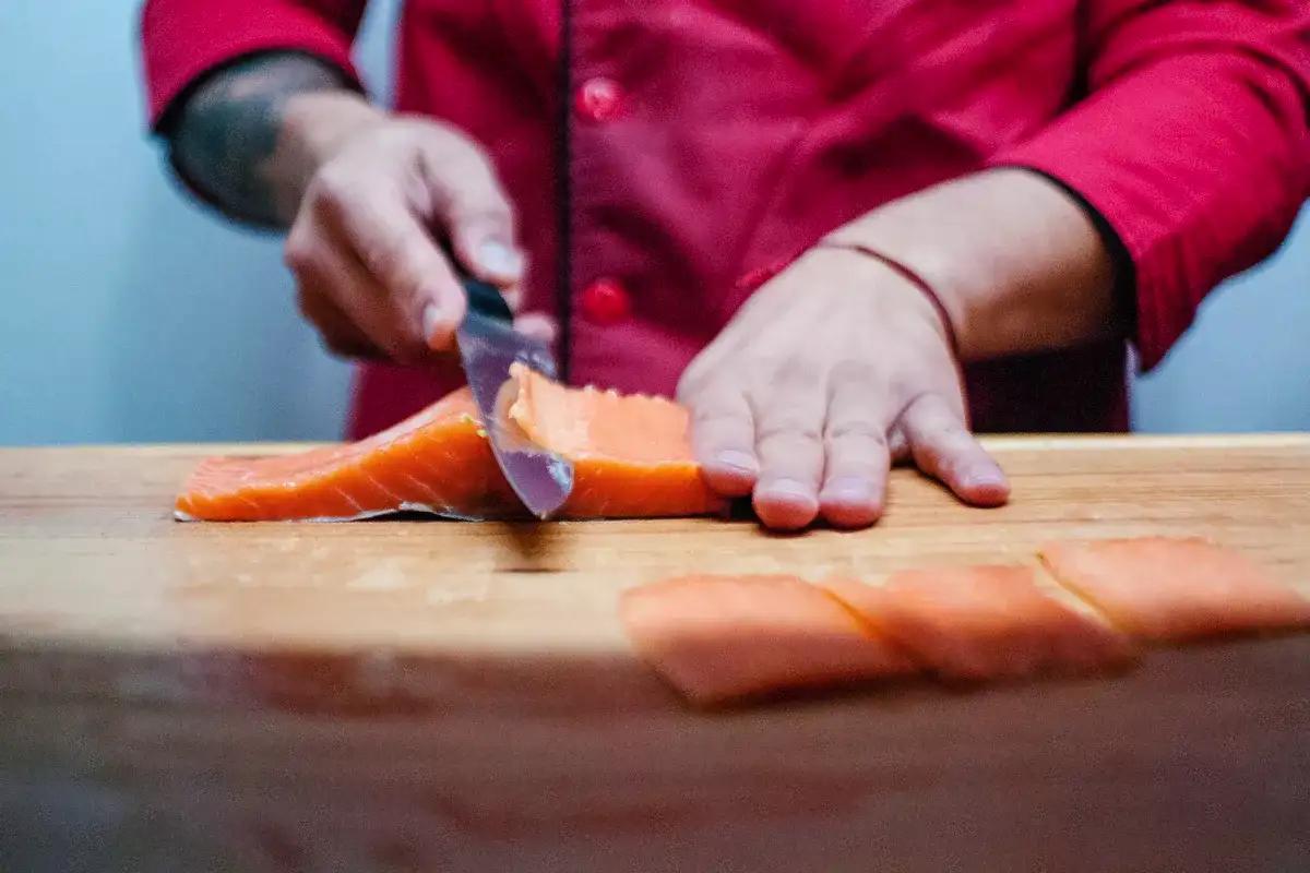 Näin leikkaat punaisen kalan täydellisen ohuiksi, tasareunaisiksi ja lähes läpikuultaviksi siivuiksi kotikeittiössä – kertaakaan harjoittelematta