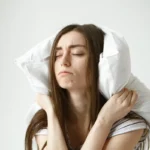 Kun nukut liian vähän, aivoissasi käynnistyy hätäsiivous keskellä päivää – ja se varastaa keskittymisesi, muistisi ja mielenrauhansi joka ikinen minuutti