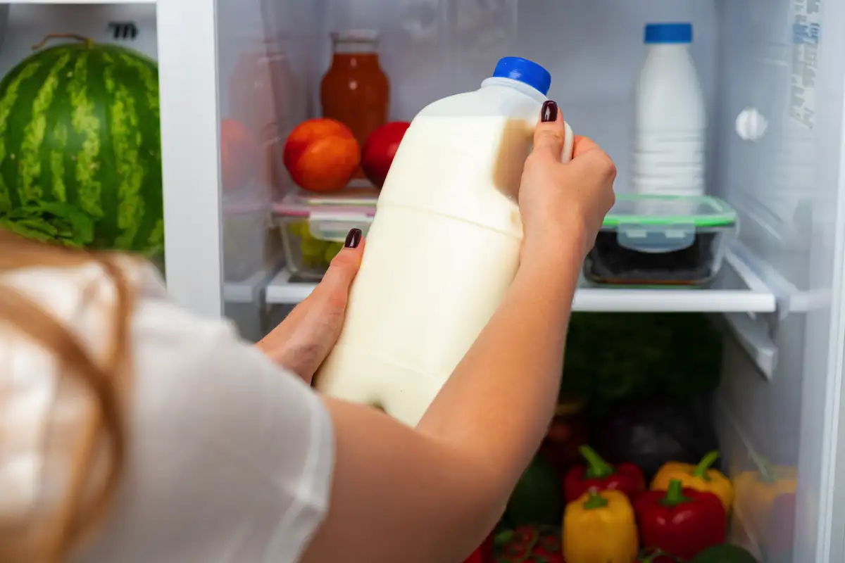 Maito pilaantuu oven sivussa – oikea paikka jääkaapissa pidentää tuoreutta