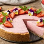 Mansikkamoussekakku ilman uunia – täydellinen kesäkakku, joka valmistuu jääkaapissa ja maistuu paremmalta kuin leipomosta